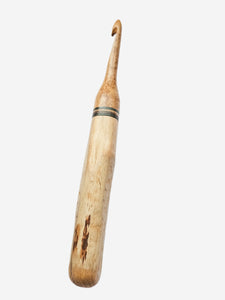 07.00mm Light Roasted Birdseye Maple +Green Spectraply + Driftwood Crochet Hook (Item #58)