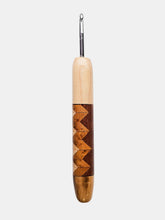05.00mm Maple + Light Roasted Maple / Lacewood / Maple Zigzag Metal Crochet Hook (Item #141)