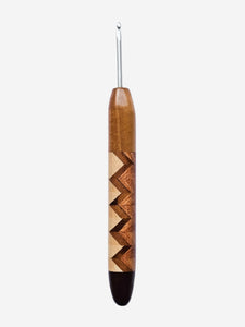 03.25mm Light Roasted Maple + Tarara / Maple / Tigerwood Zigzag + DRM CLOVER Metal Crochet Hook (Item #91)