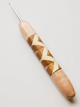 03.00mm Maple + Holly / Limba Zigzag Metal Crochet Hook (Item #135)