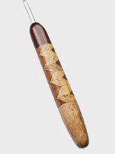 05.50mm Dark Roasted Maple + Spalted Maple / Light Roasted Maple Zigzag CLOVER Metal Crochet Hook (Item #137)