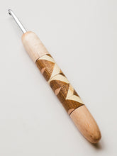 05.00mm Maple + Holly / Limba Zigzag Metal Crochet Hook (Item #138)