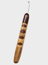 05.50mm Dark Roasted Maple + Spalted Maple / Light Roasted Maple Zigzag CLOVER Metal Crochet Hook (Item #137)
