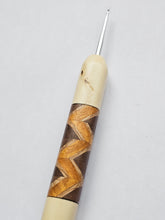 02.00mm Holly + Ash / Walnut / Yellowheart Zigzag Metal Crochet Hook (Item #142)