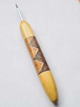 03.50mm Yellowheart + Osage Orange / Walnut / Ash Zigzag Metal Crochet Hook (Item #146)
