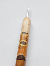 04.00mm Maple + Walnut / Osage Orange / Yellowheart Zigzag + LRM CLOVER Metal Crochet Hook (Item #221)