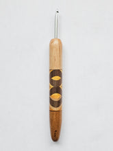 04.00mm Maple + Walnut / Osage Orange / Yellowheart Zigzag + LRM CLOVER Metal Crochet Hook (Item #221)