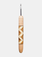 05.00mm Maple + Holly / Limba Zigzag Metal Crochet Hook (Item #138)
