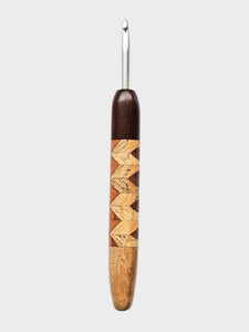 05.50mm Dark Roasted Maple + Spalted Maple / Light Roasted Maple Zigzag CLOVER Metal Crochet Hook (Item #137)