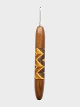 02.25mm Light Roasted Maple + Walnut / Osage Orange / Yellowheart Zigzag CLOVER Metal Crochet Hook (Item #222)