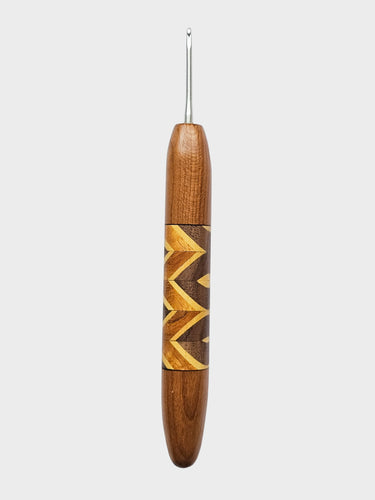 02.25mm Light Roasted Maple + Walnut / Osage Orange / Yellowheart Zigzag CLOVER Metal Crochet Hook (Item #222)