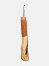 05.50mm Light Roasted Maple + Driftwood CLOVER Metal Crochet Hook (Item #196)