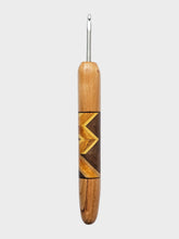 03.75mm Maple + Yellowheart / Osage Orange / Walnut Zigzag CLOVER Metal Crochet Hook (Item #219)