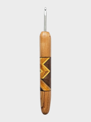 03.75mm Maple + Yellowheart / Osage Orange / Walnut Zigzag CLOVER Metal Crochet Hook (Item #219)
