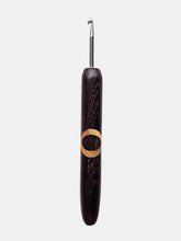 04.50mm Wenge + Spalted Maple XO Metal Crochet Hook (Item #125)