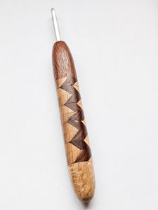 04.50mm Lacewood + Dark Roasted Maple / Maple Zigzag CLOVER Metal Crochet Hook (Item #137)