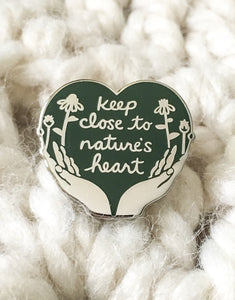Manténgase cerca del pin de esmalte del corazón de la naturaleza